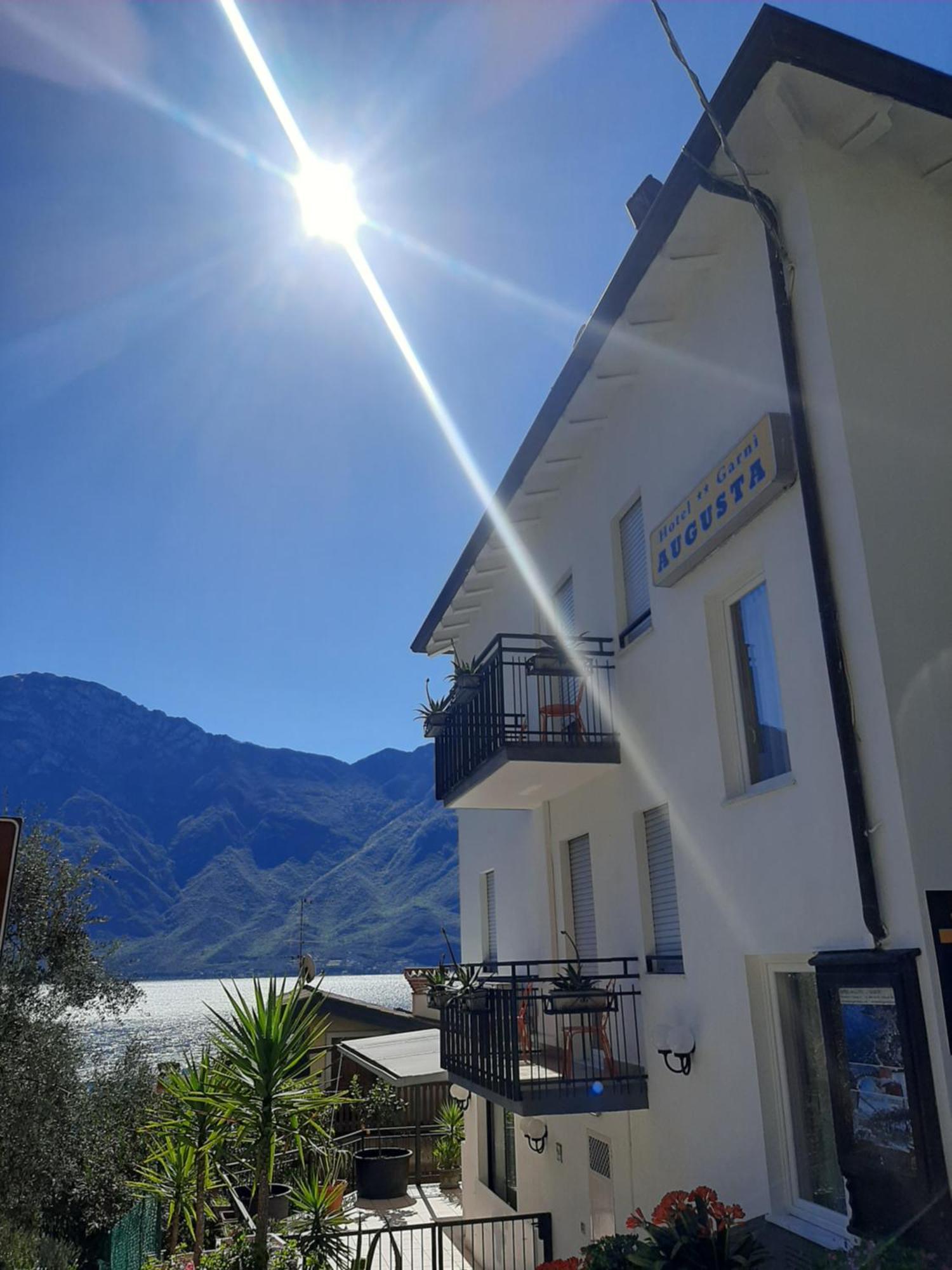 Hotel Augusta Garni Лімоне-суль-Гарда Екстер'єр фото