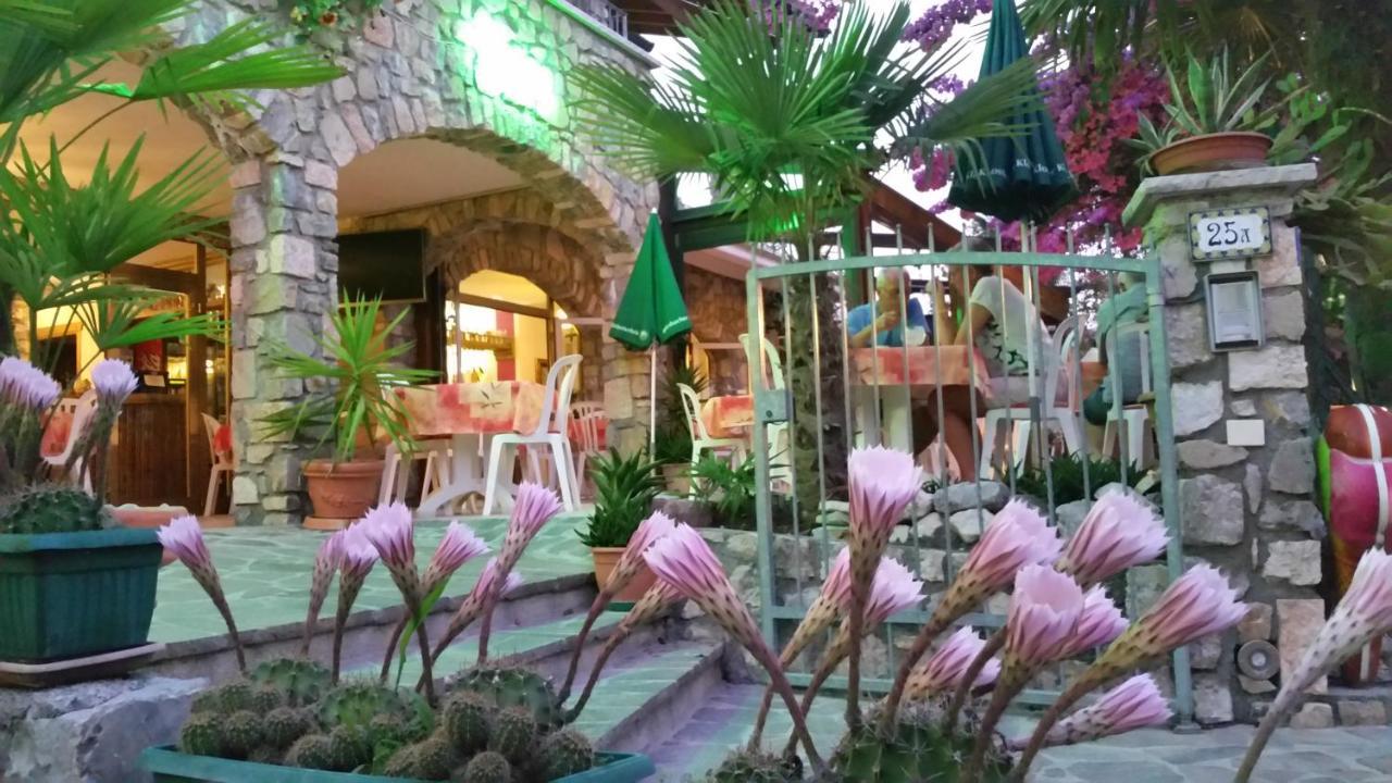 Hotel Augusta Garni Лімоне-суль-Гарда Екстер'єр фото